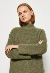 Selected Femme SLFMALINE HIGH NECK NOOS - Pulóverruha - dusky green