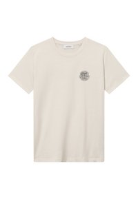Beige tričko s krátkým rukávem a kulatým výstřihem, s malou černou kulatou grafikou na levé části hrudi, na které je nápis "Les Deux Copenhagen Created for Winners."