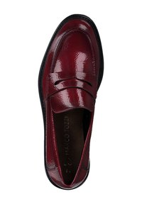 Mocassin en cuir verni bordeaux avec une finition lisse, orné d'une sangle décorative et de coutures accentuées, semelle en caoutchouc noire.