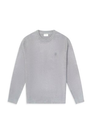 Lysegrå strikket sweater med rund halsudskæring, lange ærmer, ribbede manchetter og kant, der har et diskret logo på brystet.