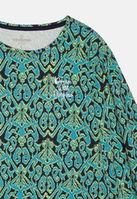 Tričko s krátkým rukávem s modro-zeleným abstraktním vzorem, kulatým výstřihem a vyšitým nápisem "Dream With Vingino" v bílé barvě.