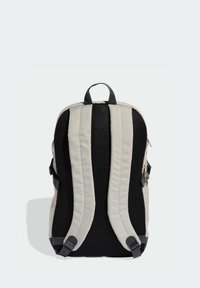 Mochila con un exterior de malla negra y tela acolchada beige. Cuenta con correas ajustables y asa superior, con detalle de cremallera en el lateral.