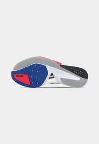 Kingapõhi halli, sinise ja punase värvigammaga. Omab tekstureeritud mustreid ja polsterdamise alasid toetuseks. Külje peal on "ADIZERO" bränding.