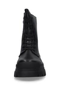 Schwarze Lederstiefeletten mit vorderer Schnürung, runder Zehenform, dicker Gummisohle und minimaler Markenkennzeichnung an der Seite.