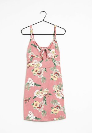 Vestido rosa con estampado floral, tirantes finos, detalle de lazo en la parte delantera y corte ajustado. La tela presenta hojas verdes y flores multicolores.