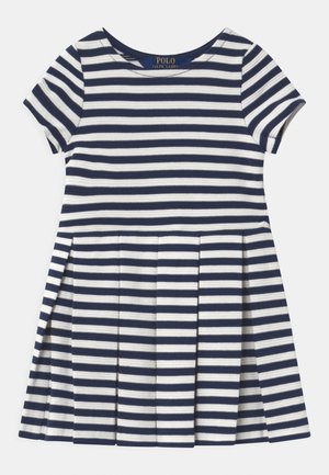 Robe à manches courtes avec rayures horizontales bleu marine et blanches et jupe plissée, portant l’étiquette Polo Ralph Lauren à l’intérieur de l’encolure.