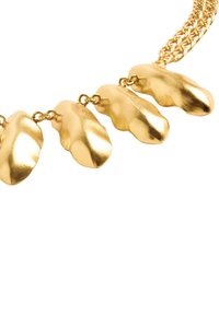 Złoty naszyjnik z pięcioma teksturowanymi, zakrzywionymi akcentami w kształcie liści na solidnym łańcuszku, odbijający światło dzięki polerowanemu wykończeniu.