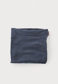 Mørkeblå fleece tæppe, blød struktur, rektangulær form, foldet med et mønstret kantdetalje, der har et lille mærke på siden.