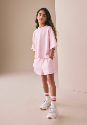 Next, REGULAR FIT - SUPERSOFT T-SHIRT AND SHORTS SET . - Træningsbukser - light pink