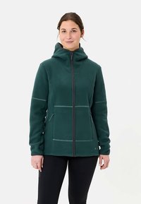 Donkergroene fleecejas met capuchon, volledige ritssluiting en twee zijzakken. Heeft contrasterende stiksels en een zacht, gestructureerd oppervlak.