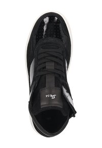 Zwarte sneaker met een glanzend laarzen bovendeel met suède accenten, ronde veters en een witte rubberen zool. Inclusief branding op de tong.