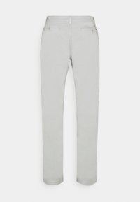 Lichtgrijze broek met een rechte pijp, gemaakt van zacht katoen. Voorzien van achterzakken en subtiele stiksel details.