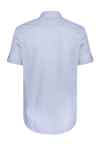 Camisa de manga corta en azul claro con rayas verticales blancas, con cuello abotonado y dobladillo redondeado, hecha de suave tela de algodón.