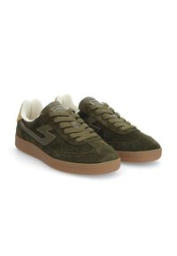Baskets en daim vert avec une semelle en caoutchouc, présentant une tige texturée, un col rembourré et un design à lacets avec un accent de logo sur le côté.