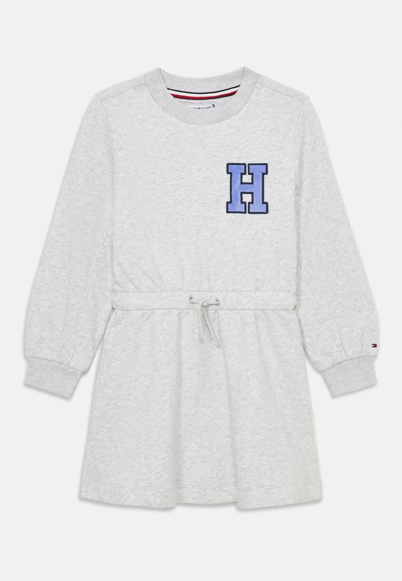 Vestido de malha de algodão cinza com mangas longas, cintura elástica e cordão. Apresenta um logotipo azul "H" no peito e punhos canelados.