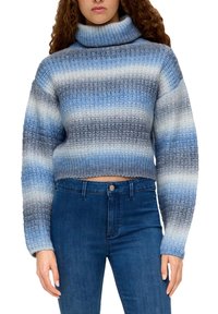 Gekürzter Pullover mit Rollkragen, gestrickter Textur und horizontalen Streifen in Blau- und Grautönen. Kombiniert mit Jeans.