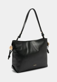 Bolso de mano de cuero negro con una textura lisa, asa única, detalles en tono dorado y un logo impreso en el frente.
