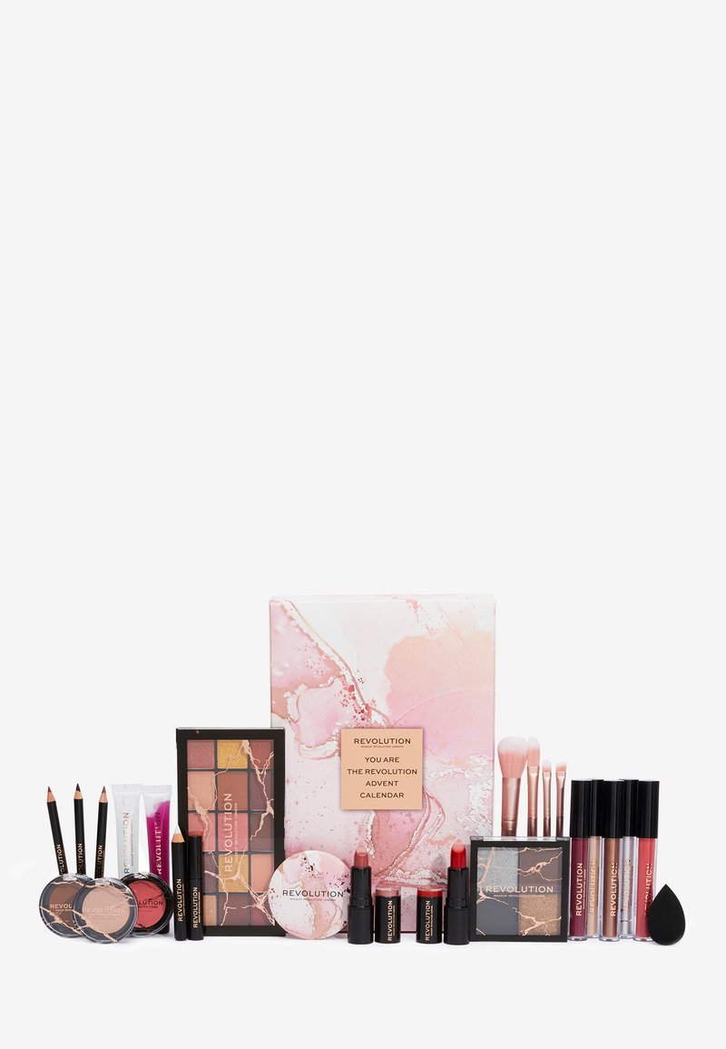 Make-upset met oogschaduwpaletten, lipsticks, borstels, eyeliners, lipglossen en een adventskalenderdoos met roze marmerpatroon in het midden.