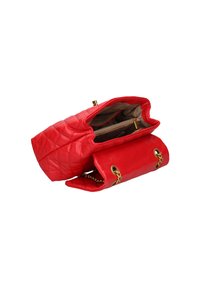 Borsa a mano in pelle rossa con texture trapuntata, dettagli in hardware dorato, chiusura con zip superiore e due scomparti, uno dotato di tasca con cerniera.