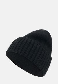 Čierna pletená čiapka s rebrovaným okrajom, ktorá má hladký povrch, kužeľovitý tvar a pružné uchytenie pre teplo a pohodlie.