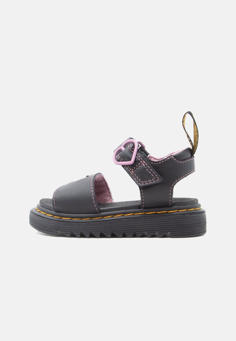 Μαύρη πλατφόρμα σανδάλι με ροζ αγκράφα σε σχήμα καρδιάς, ροζ ραφές, κίτρινη ραφή στη σόλα, ανοιχτά δάχτυλα και υφή στη σόλα.