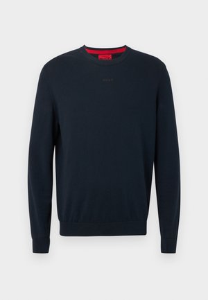 Marine modri pulover z okrolim izrezom, izdelan iz mehke tkanine. Ima dolge rokave, rebraste manšete in majhen vtisnjen logotip spredaj.