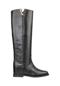 Stivale in pelle nera alto fino al ginocchio, con punta rotonda, suola piatta e un accento dorato a forma di V in cima. Presenta una texture liscia e cuciture laterali.
