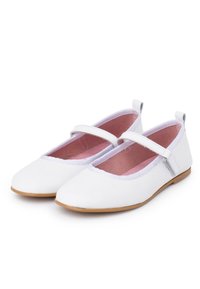 Weiße Ballettschuhe aus Segeltuch mit pinkem Innenfutter. Sie verfügen über eine runde Zehenpartie, einen dünnen Riemen über dem Spann und eine flache Gummisohle.