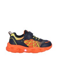 Marine syntetiske sko med orange sål og detaljer har en velcro-rem, reflekterende detaljer og en tekstureret sål med lysende elementer.
