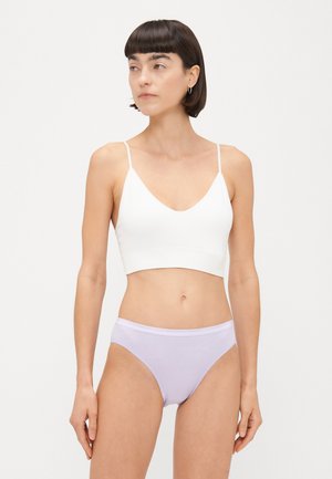 Bralette bianco in cotone con spalline sottili e scollatura a V profonda, abbinato a slip alta vita in cotone di colore lilla chiaro, design minimalista.