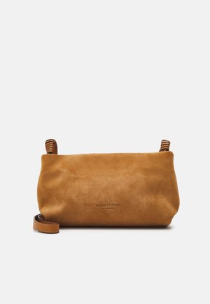 Sac en suede marron avec une texture douce, une forme rectangulaire simple et une bandoulière tissée. Présente un logo embossé à l'avant.