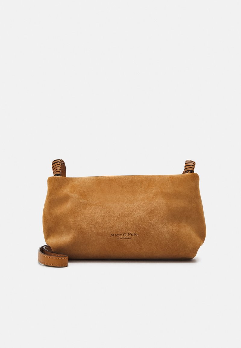 Sac en suede marron avec une texture douce, une forme rectangulaire simple et une bandoulière tissée. Présente un logo embossé à l'avant.