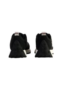 Scarpe da ginnastica nere con tomaia in tessuto liscio, tacco triangolare in gomma nera e intersuola bianca, con un gancio sul tallone in argento.