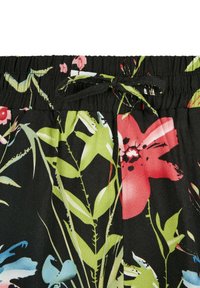 Černá tkanina s živým květinovým vzorem, který zahrnuje červené, růžové, zelené a modré květy. Elastický pas s šňůrkovým uzavřením.