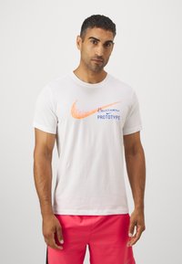 Nike Performance TEE FOUNDERS - Spordi T-särk - white