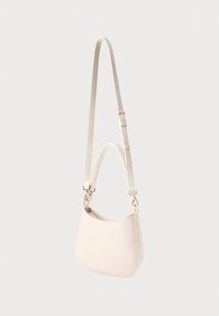 Torbica boje kreme napravljena od glatkog sintetičkog materijala. Ima zakrivljeni oblik, podesivu traku i naglaske od zlatnog metala.