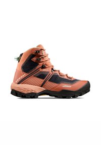 Wandelboot met een koraalrood en zwarte mesh bovenwerk, versterkte neus, metalen haken en een robuuste zwarte buitenzool voor grip. Gore-Tex voering.