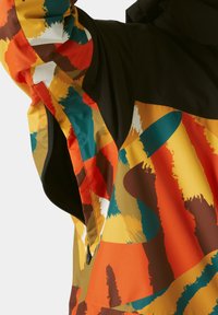 Bunte Jacke mit einer Mischung aus orangefarbenen, gelben, braunen und türkisfarbenen abstrakten Mustern; schwarze Akzente; seitliche Tasche mit Reißverschluss.