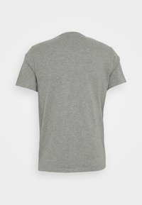 T-shirt gris clair uni à manches courtes vu de dos, sans logos, motifs ou dessins visibles, sur fond blanc.