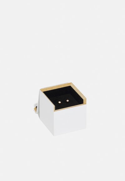 Weiße Schmuckschatulle mit einem goldenen Rand, ausgestattet mit einem schwarzen Samtinterior, das zwei kleine Ohrringe hält. Quadratische Form, minimalistisches Design.