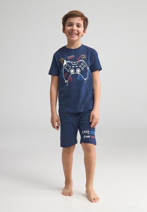 Set di pigiama in cotone blu navy composto da una maglietta a maniche corte con una grafica di un controller di gioco e testo, e pantaloni corti coordinati con la stampa "Ogni giorno è un giorno di gioco".