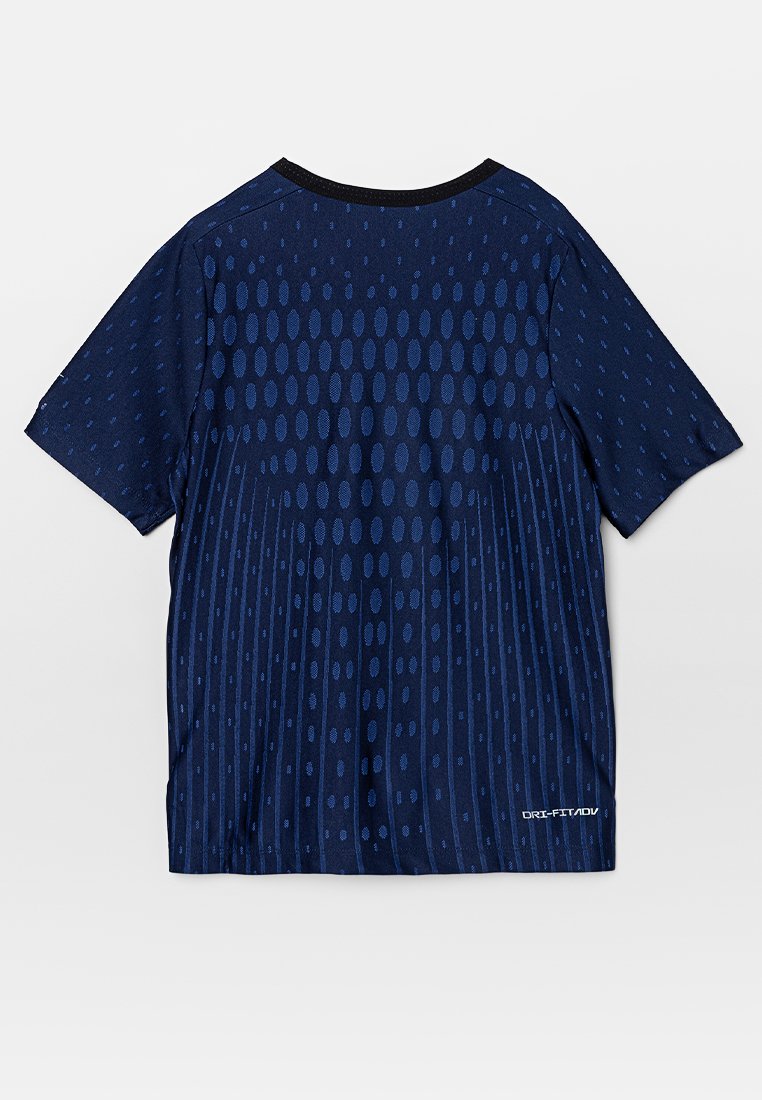 Camicia a maniche corte blu navy con un motivo testurizzato di forme ovali, dotata di scollatura rotonda e logo "DRI-FIT/ADV" nell'angolo in basso a destra.