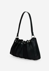 Bolso negro con un diseño plisado, material de piel y ante, acentos de hardware en plata y una única correa de hombro ajustable.
