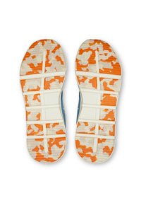Semelles de chaussures avec une base blanche et un motif camouflage orange. Présente des rainures texturées pour l'adhérence et un logo de la marque embossé au centre.