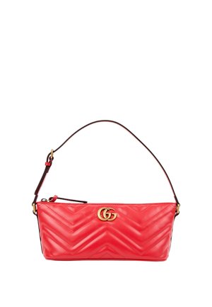 Sac à main en cuir matelassé rouge avec logo double G doré et bandoulière simple sur fond blanc.