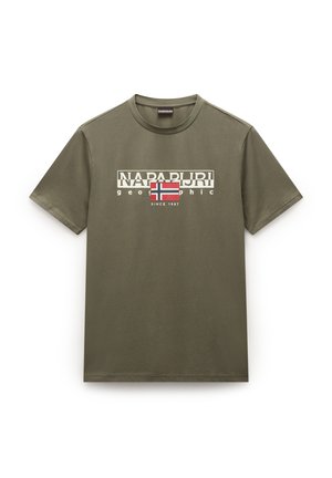 Oliivinvihreä puuvillainen T-paita lyhyillä hihoilla; sisältää "Napapijri"-tekstin ja Norjan lipun graafisen kuvan. Pyöreä kaulus ja normaali istuvuus.