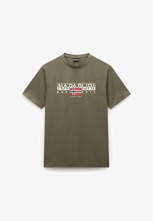 Oliivinvihreä puuvillainen T-paita lyhyillä hihoilla; sisältää "Napapijri"-tekstin ja Norjan lipun graafisen kuvan. Pyöreä kaulus ja normaali istuvuus.