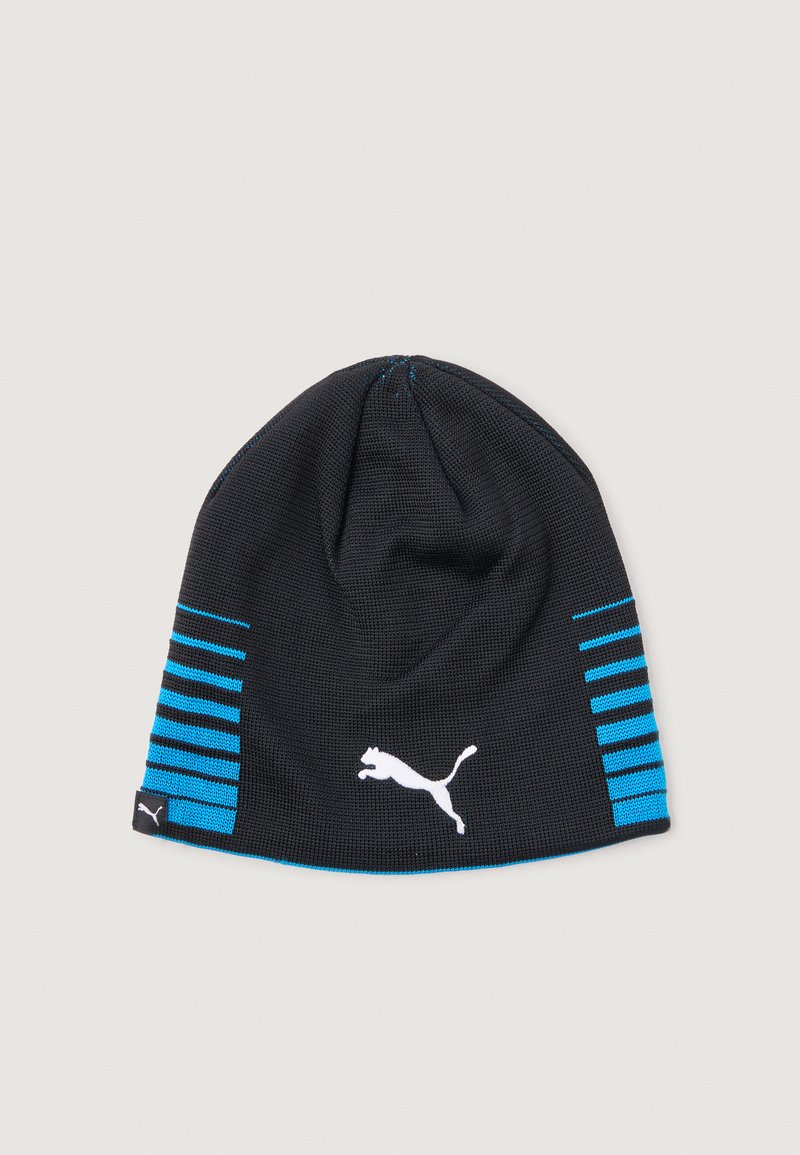 Căciulă neagră cu dungi orizontale albastre, realizată din material tricotat. Prezintă un logo alb Puma și o etichetă mică cu marcă.