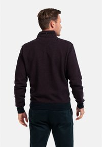 Donker kastanjebruine pullover met een gestructureerd oppervlak, hoge kraag en geribde manchetten. Draag het met donkere groene broeken en toon een casual stijl.