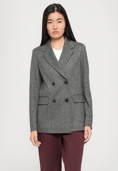 Kaksiriviline hall bleiser tekstuuriga kangast, mustade nööpidega ja kahe eespoolse taskuga. Kombineeritud burdeos värvi pükstega.